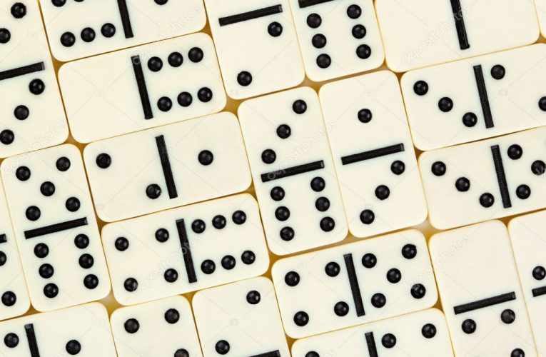 Menarik Kartu Domino